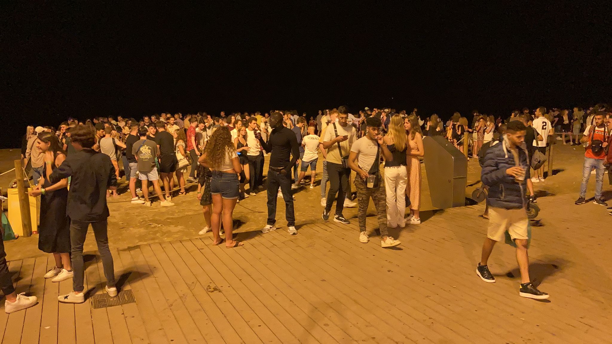 Revelers partying on Barcelona's beach at 1 am when curfew came into force on June 17, 2021 (by Guifré Jordan)